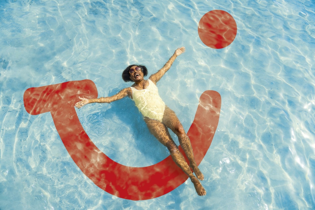 TVS_TUI_LIVE_HAPPY_Beach_Floating_0091